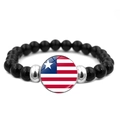 Detailopname van etnische kralenarmband met glazen hanger van de Liberiaanse vlag - Liberia