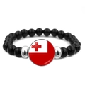 Detail van de Tonga vlag glazen hanger op elastische armband met zwarte kralen - Tonga