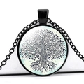 Vue macro du pendentif Arbre de Vie avec motif bleu et monture en alliage noir - Arbre de Vie Peint à la Main Bleu Foncé (JY006576-1)