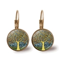 Detailopname van Levensboom oorbellen met artistieke mozaïek glazen cabochons en haaksluiting - Gouden spiraalvormige levensboom (JY006579-5)
