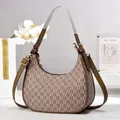 Klassische Halbmondtasche mit Vintage-Monogramm-Muster und braunen Lederdetails - Khaki