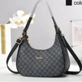 Elegante schwarze Hobo-Tasche mit HO-Monogramm-Muster und goldenen Metallbeschlägen - Schwarz