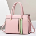 Sac à main en similicuir rose avec rayures colorées et finitions métalliques dorées - Moyen / Rose