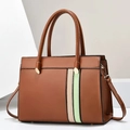 Détail du sac à main caramel avec rayures beige et menthe et finitions dorées - Moyen / Jaune Terre