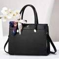 Borsa a mano in pelle nera con foulard decorativo e tracolla regolabile in studio - Nero