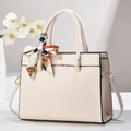 Elegante borsa a mano beige da donna con foulard di seta e tracolla regolabile - Bianco Sporco