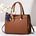 Dettaglio borsa tote marrone con foulard in seta a monete vintage e dettagli dorati - Giallo Terra