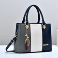 Dreifarbige Handtasche in Patchwork-Optik mit Blattanhänger und abnehmbarem Schultergurt - Blau