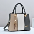 Damen Handtasche aus Kunstleder mit dreifarbigem Patchwork Design und Quasten Anhänger - Grau