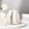 Borsa a mano beige chic a più strati con nappina e tracolla regolabile con orsetto - 17x8x18 / Bianco