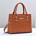 Sac à main classique en cuir caramel à grain de litchi avec coutures géométriques - L30xH22xW13 / Jaune Terre