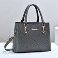 Détail du sac à main en cuir synthétique gris avec surpiqûres losanges et logo doré - L30xH22xW13 / Gris
