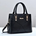 Klassische schwarze gesteppte Lederhandtasche für Damen mit goldenen Beschlägen - L30xH22xW13 / Schwarz