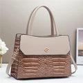 Détail de la texture crocodile sur un sac à main patchwork marron et beige pour femme - Grand / Kaki
