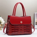 Détail du sac à main rouge texture crocodile avec fermoir trèfle doré élégant - Grand / Rouge