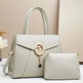 Vue détaillée du sac cabas en cuir grainé vert sauge avec fermoir anneau doré élégant - 29x12x22cm / Gris