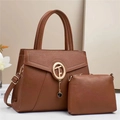 Détails du sac à main en cuir marron avec logo T doré et pendentif en perles noires - 29x12x22cm / Jaune Terre