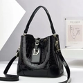 Schwarze Bucket-Bag mit Krokoprägung, goldener Hardware und abnehmbarem Schultergurt - Schwarz