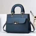 Dunkelblaue Handtasche aus genarbtem Leder mit Trapezform und goldenem Metallverschluss - Blau