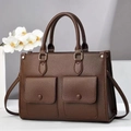 Détail du sac à main marron foncé grain litchi avec deux poches avant et boucles dorées - Longueur 33 Largeur 13 Hauteur 23 / Café