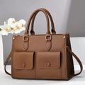 Borsa a mano marrone in pelle martellata con tasche frontali e tracolla sottile - Lunghezza 33 Larghezza 13 Altezza 23 / Cachi Scuro