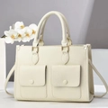 Elegante borsa a mano in pelle crema con due tasche frontali e tracolla rimovibile - Lunghezza 33 Larghezza 13 Altezza 23 / Bianco