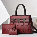 Set di tre borse in pelle bordeaux composto da borsa shopper e pochette su espositore bianco - Rosso Vino