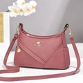 Borsa sottobraccio in pelle rosa motivo litchi con dettagli dorati e design a forma di V - Taglia unica / Rosa