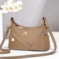 Borsa a tracolla marrone in pelle con cuciture incrociate e ciondolo dorato - Taglia unica / Cachi