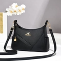 Elegante borsa sottobraccio nera motivo litchi con design a V su piedistallo bianco - Taglia unica / Nero