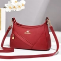 Dettaglio della borsa rossa in pelle martellata con cuciture a V e finiture dorate - Taglia unica / Rosso Vino