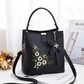Elegante schwarze Handtasche mit Blumenstickerei, Schmetterlingsanhänger und Schultergurt - Schwarz