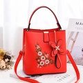 Rote Leder-Beuteltasche mit Blumenstickerei und Schmetterlings-Anhänger für Damen - Rot
