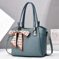 Detalle del asa del bolso tote con un elegante pañuelo de seda con estampado de pata de gallo - Azul