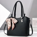 Bolso de mano negro minimalista en cuero granulado con elegante pañuelo de pata de gallo - Negro