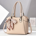 Bolso beige de cuero sintético con pañuelo de pata de gallo sobre fondo geométrico - Color Té con Leche