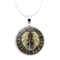Detalle del collar brújula vikinga con grabados de espada y runas en estilo antiguo - Estilo Espada Pluma Alas (JY006534-5)