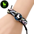 Dettaglio del bracciale intrecciato segno Ariete con ciondolo luminoso indossato al polso - Ariete