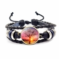Detail eines mehrlagigen Lederarmbands mit Lebensbaum-Glasstein und verstellbarer Kordel - Sonnenuntergang Baum Silhouette Kunst(JY006587-11)