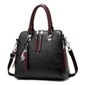 Bolso tote retro en negro y burdeos con colgante de gato y correa ajustable - Negro