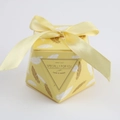 Gelbe achteckige Geschenkschachtel mit Schleife und Goldfeder-Motiv für Hochzeiten - Gelb