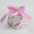 Elegante achteckige Hochzeitsbox mit rosa Federmustern und einer Satin-Schleife - Rosa