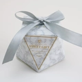 Elegante Geschenkbox mit Marmormuster, silberner Satinschleife und Goldfoliendruck - Marmorgrau