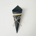 Cono de flor vintage en papel kraft negro con lazo de cuerda y texto decorativo - Negro