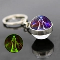 Macro detail van lichtgevende sterrenbeeld sleutelhanger met 3D-ontwerp en groene gloed - Maagd