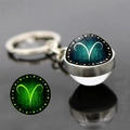 Porte-clés Bélier zodiaque lumineux avec boule de verre et effet brillant dans le noir - Bélier