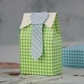 Kreative grün-weiße Gastgeschenkbox im Smoking-Design mit blau gestreifter Krawatte - Krawatten-Stil (JMD0088)