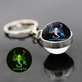 Porte-clés boule en verre Scorpion lumineux avec effet phosphorescent et motif zodiaque - Scorpion