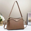 Braune Schultertasche aus strukturiertem PU-Leder mit Streifen und goldenem Kleeblatt - Khaki