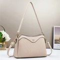 Elegante beige gestreifte Crossbody-Umhängetasche mit goldener Hardware und Logo-Detail - Aprikose